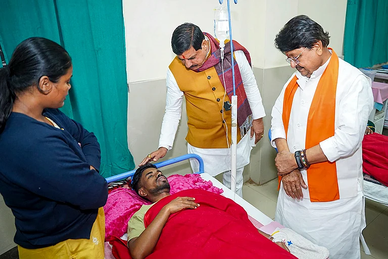 Madhya Pradesh Chief Minister Mohan Yadav and Minister Kailash Vijayvargiya meet an affected person undergoing treatment after consumption of contaminated water, at a hospital in Indore. - | Photo: @DrMohanYadav51/X via PTI