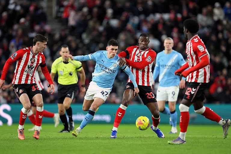 Manchester City's Phil Foden, center left, and Sunderland's Nordi Mukiele in action during the English Premier League soccer match between Sunderland and Manchester City in Sunderland, England. - | Photo: Richard Sellers/PA via AP