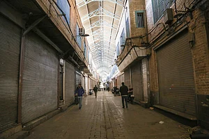 IMAGO / Anadolu Agency : TEHRAN, IRAN - DECEMBER 31: Shopkeepers close their businesses during a protest against rising prices and market instability driven by a rapid increase in foreign exchange rates.