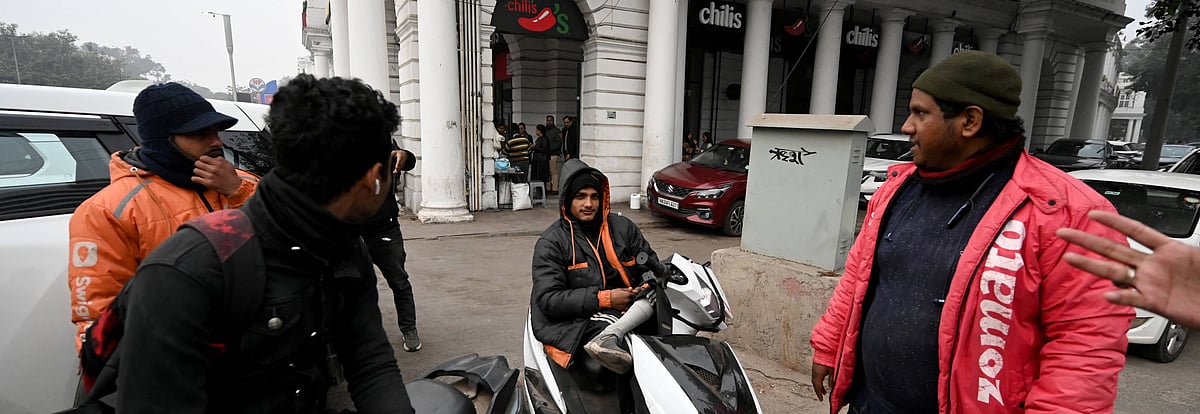 IMAGO / Hindustan Times : Gig workers rest during a nationwide strike at Connaught Place on December 31, 2025 in New Delhi, India. 