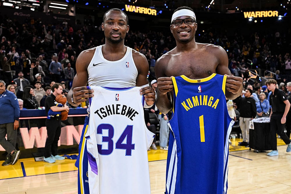 Golden State Warriors forward Jonathan Kuminga (1) and Utah Jazz center Oscar Tshiebwe (34) swap jerseys after the Warriors defeat the Jazz during an NBA basketball game  in San Francisco. - | Photo: AP/Justine Willard