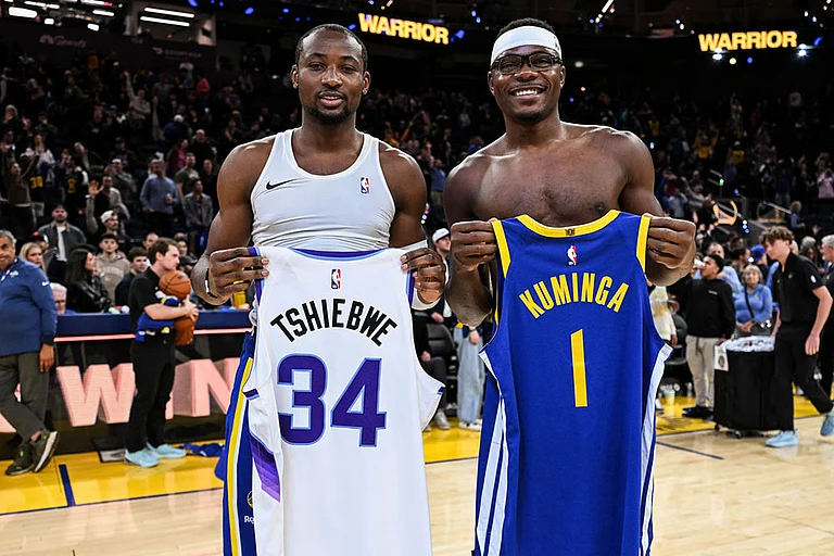 Golden State Warriors forward Jonathan Kuminga (1) and Utah Jazz center Oscar Tshiebwe (34) swap jerseys after the Warriors defeat the Jazz during an NBA basketball game in San Francisco. - | Photo: AP/Justine Willard