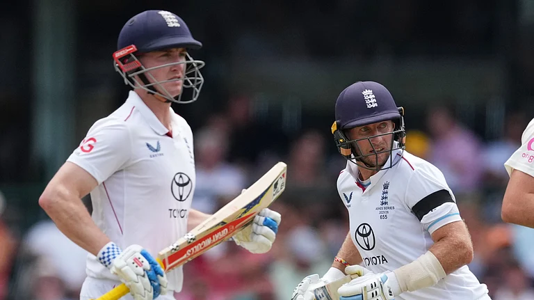 England's Joe Root runs between the wickets with teammate Harry Brook, left, during play on day one of the fifth and final Ashes cricket test between England and Australia in Sydney, Sunday, Jan. 4, 2026. - (AP Photo/Mark Baker)