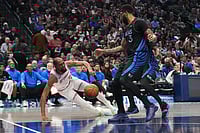 NBA: Anthony Davis Leads Dallas Mavericks To 110-104 Win Over Houston Rockets | Photo: AP/Julio Cortez : Houston Rockets forward Kevin Durant, left, falls to the floor while attacking against Dallas Mavericks forward Anthony Davis (3) and a teammate during the first half of an NBA basketball game in Dallas.