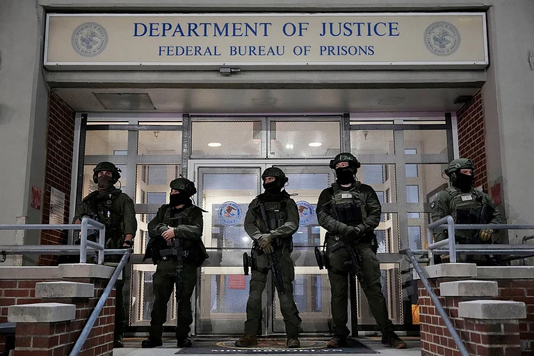 Federal law enforcement personnel stand watch outside the Metropolitan Detention Center as they await the arrival of captured Venezuelan President Nicolas Maduro in New York. - | Photo: AP/Yuki Iwamura