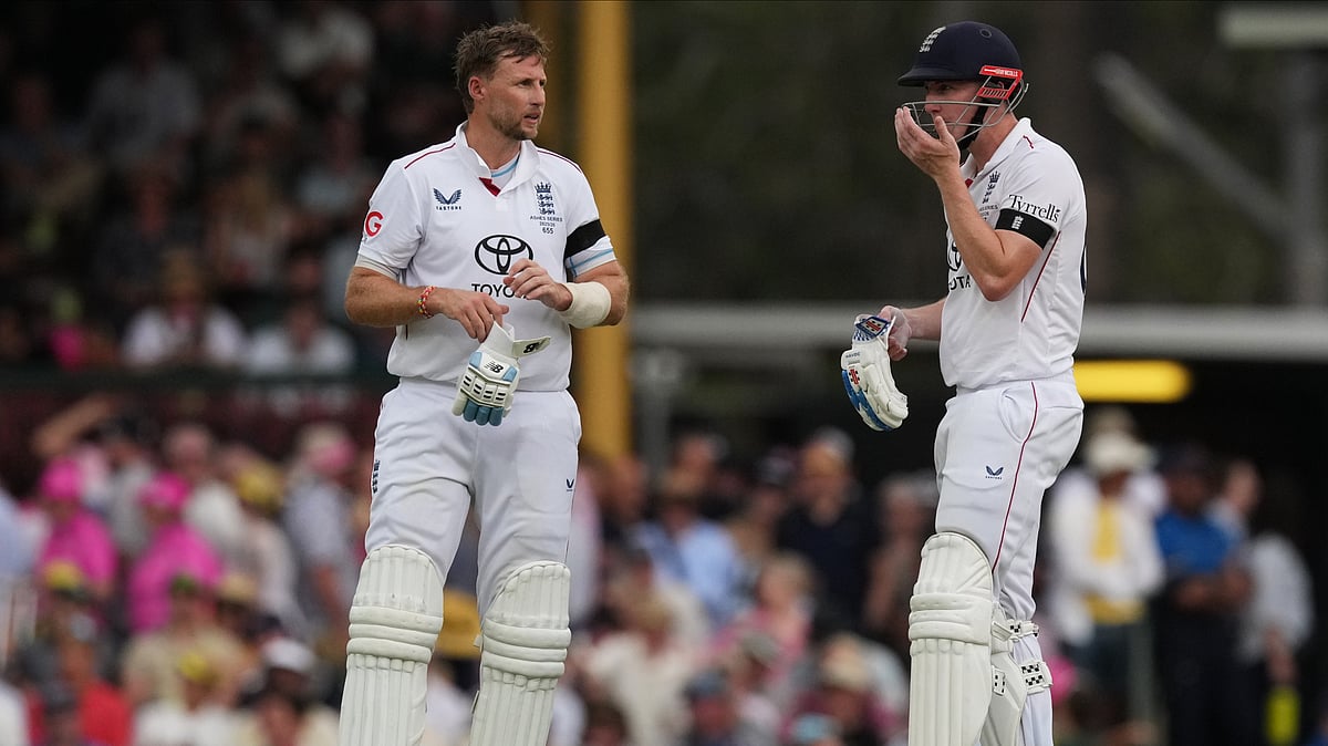 England's Joe Root, left, and teammate Harry Brook talk during play on day one of the fifth and final Ashes cricket test between England and Australia in Sydney, Sunday, Jan. 4, 2026. - | Photo: AP/Mark Baker
