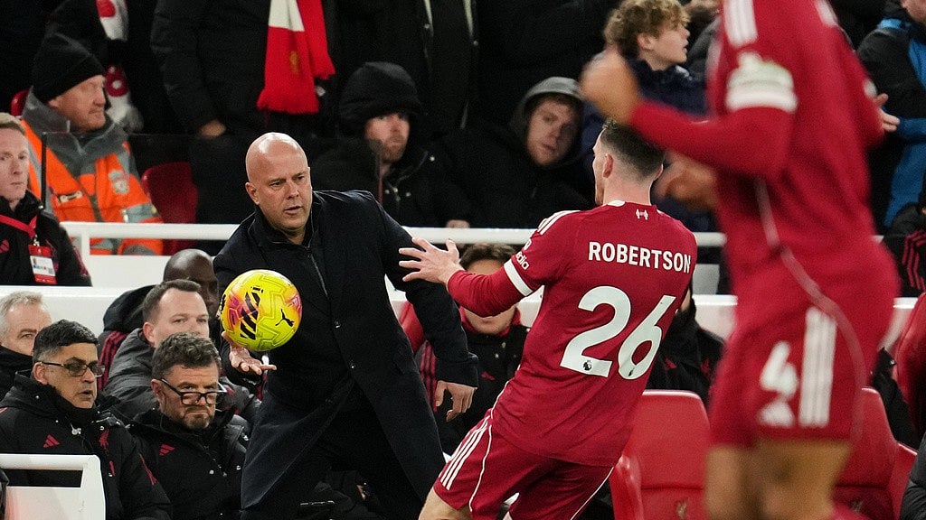 Liverpool's manager Arne Slot, left, passes the ball to Andrew Robertson during their Premier League match against Leeds United. - Photo: AP