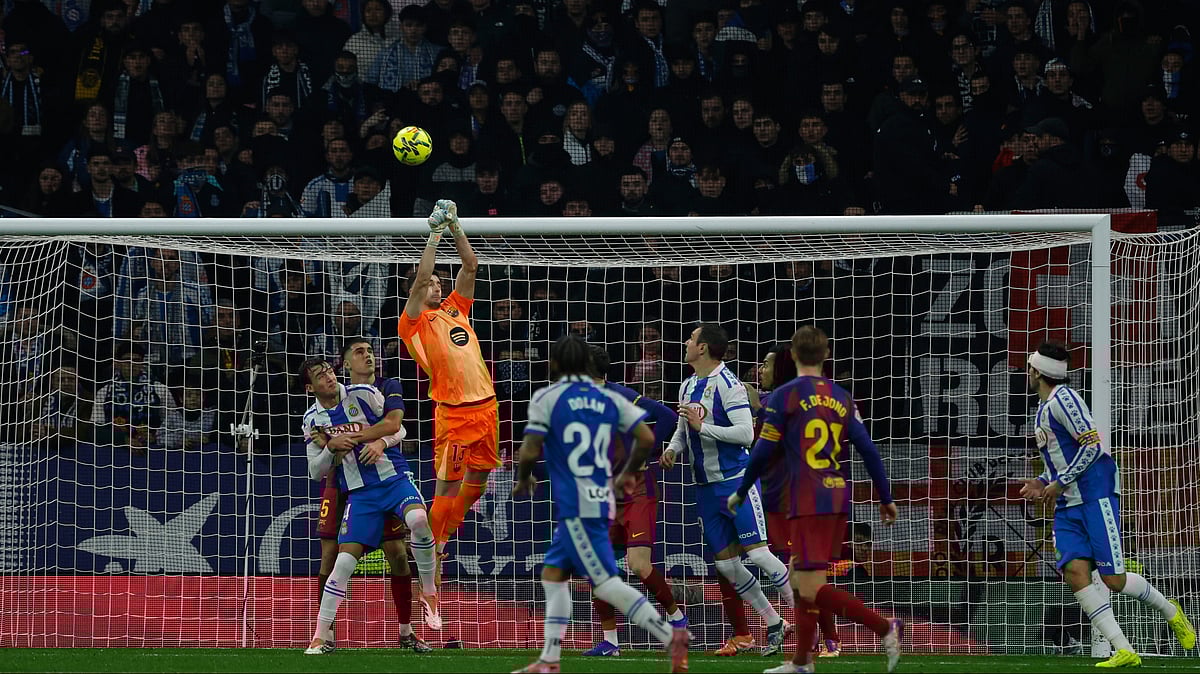 Barcelona's goalkeeper Joan Garcia, top, clears the ball during the Spanish La Liga soccer match between RCD Espanyol and Barcelona in Barcelona, Spain, Saturday, Jan. 3, 2026. - | Photo: AP/Joan Monfort