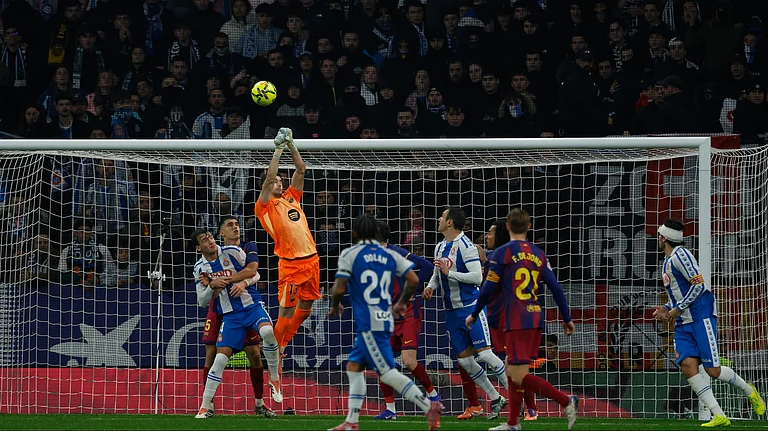 Barcelona's goalkeeper Joan Garcia, top, clears the ball during the Spanish La Liga soccer match between RCD Espanyol and Barcelona in Barcelona, Spain, Saturday, Jan. 3, 2026. - | Photo: AP/Joan Monfort