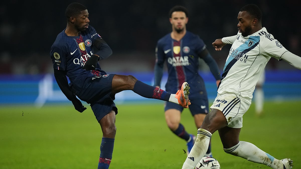PSG's Ousmane Dembele, left, and Paris FC's Otavio fight for the ball during the French Ligue 1 soccer match between Paris Saint-Germain and Paris FC in Paris, Sunday, Jan. 4, 2026.  - | Photo: AP/Christophe Ena