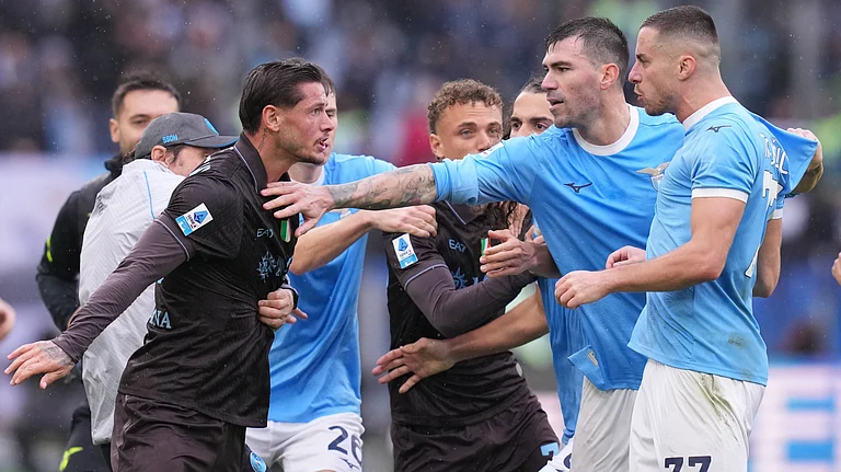 Napoli's Pasquale Mazzocchi, left, and Lazio's Adam Marusic during the Italian Serie A soccer match between SS Lazio and SSC Napoli in Rome, Sunday, Jan. 4, 2026. - | Photo: Alfredo Falcone/LaPresse via AP