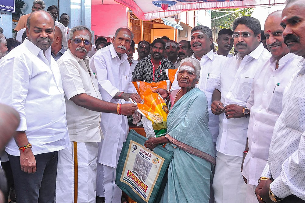 Rangaswamy distributes Pongal gift hampers