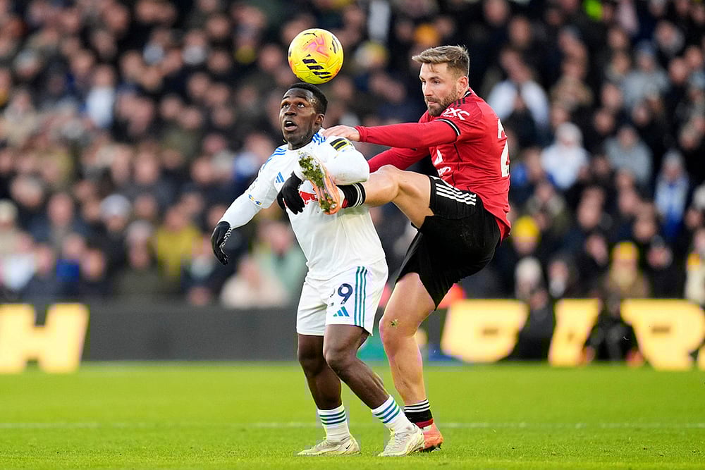 Leeds United's Wilfried Gnonto, left, and Manchester United's Luke Shaw battle for the ball during the English Premier League soccer match between Leeds United and Manchester United in Leeds, England. - | Photo: Danny Lawson/PA via AP
