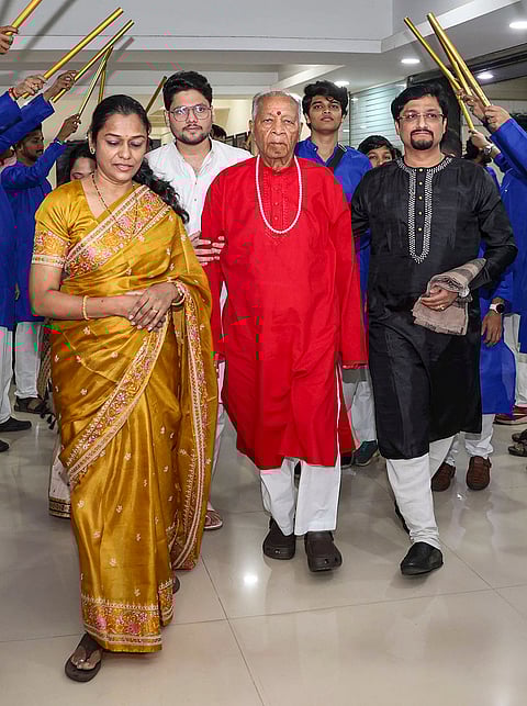 Flautists Hariprasad Chaurasia, centre, with Vivek Sonar, right, and others during the ‘17th Bansuri Utsav 2026’, in Thane, Sunday night, Jan. 4, 2026. 