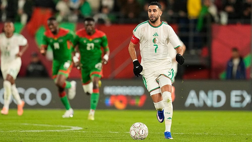 Algeria's Riyad Karim Mahrez controls the ball during the Africa Cup of Nations group E soccer match between Algeria and Burkina Faso in Rabat, Morocco. - | Photo: AP/Mosa'ab Elshamy