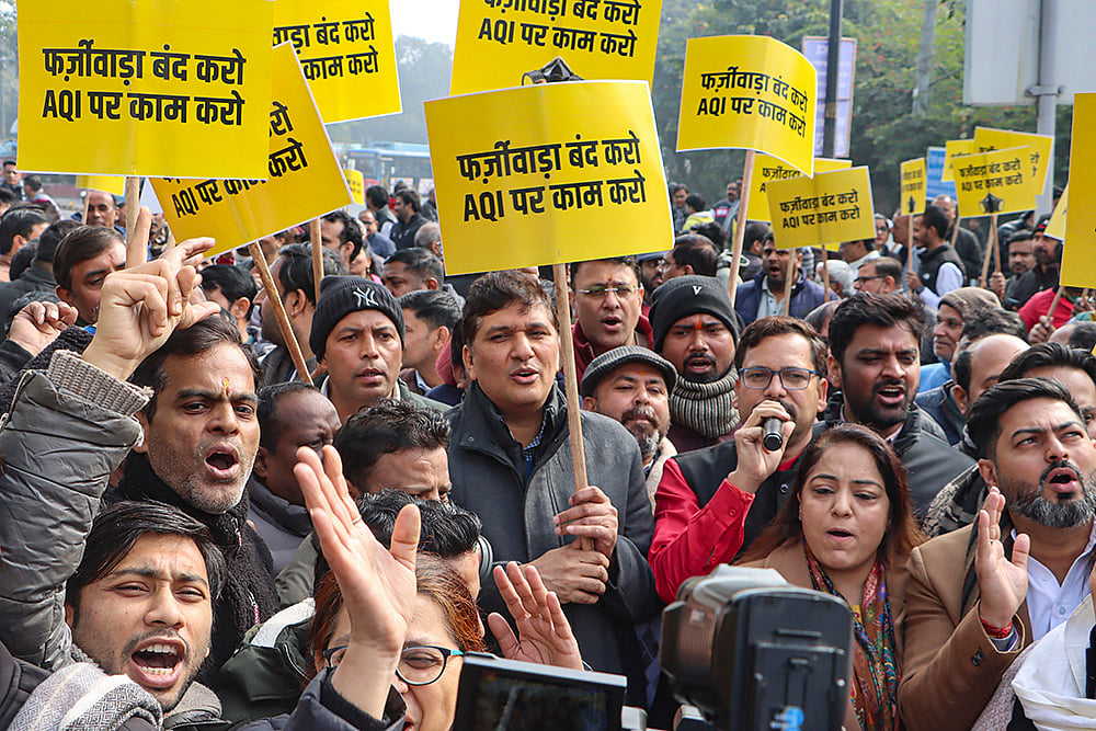 Delhi: AAP protest over air pollution