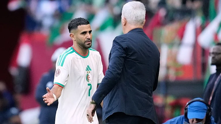 Algeria's Riyad Mahrez shakes hands with Algeria's head coach Vladimir Petkovic after being substituted during the Africa Cup of Nations group E soccer match between Algeria and Sudan in Rabat, Morocco. - | Photo: AP/Mosa'ab Elshamy