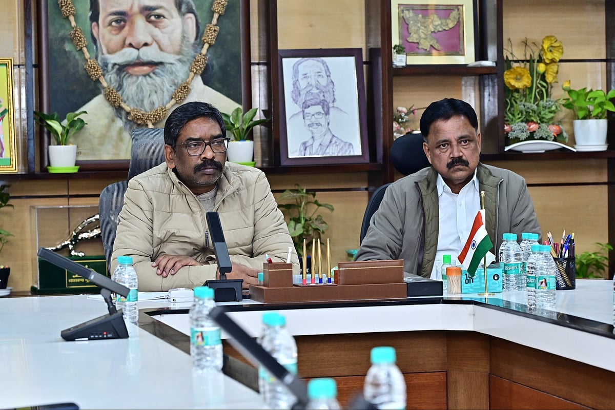 Jharkhand Chief Minister Hemant Soren reviewing preparations for the Davos (WEF) and United Kingdom (London) visits today. Under his leadership, an 11-member delegation from Jharkhand will, for the first time, present the state's industrial potential, sustainable development vision, tourism, and investment opportunities on the global platform of the World Economic Forum.  - X