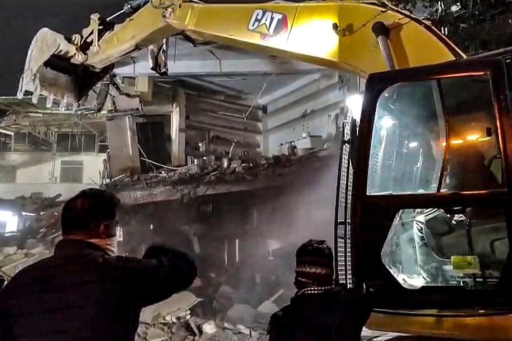 Delhi: Anti-encroachment drive near mosque