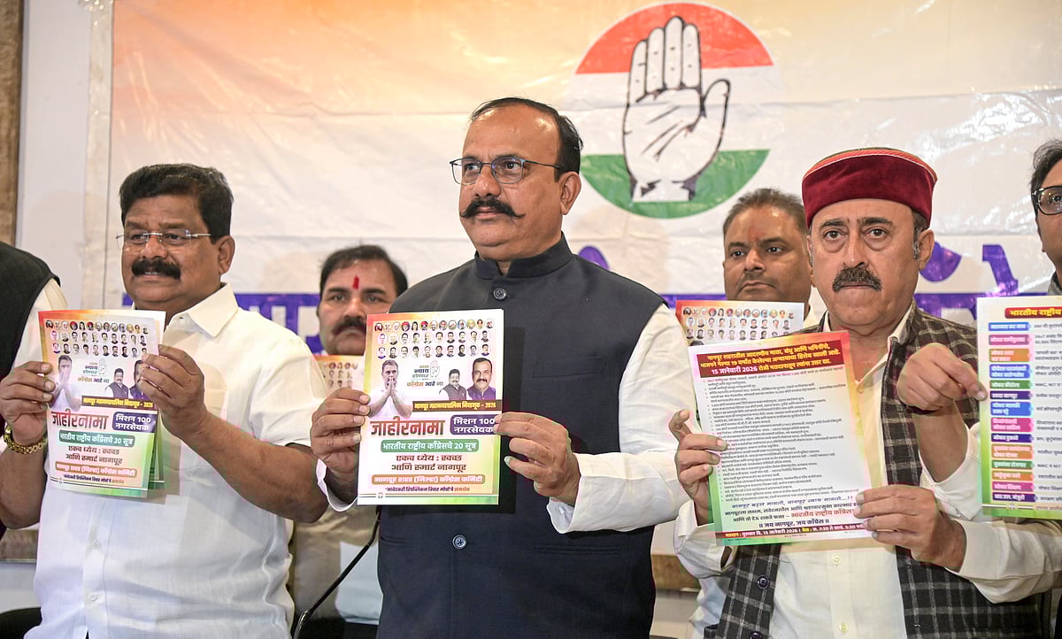  Maharashtra Congress President Harshwardhan Sapkal, centre, releases the party manifesto ahead of the BMC elections - SUNNY SHENDE