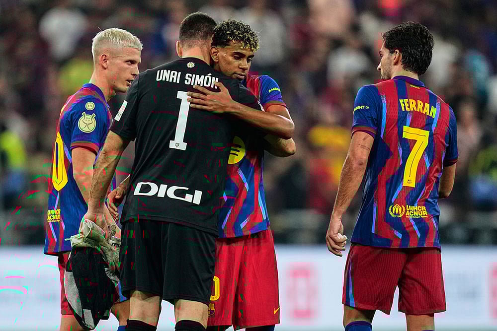 Athletic Bilbao's goalkeeper Unai Simon embraces Barcelona's Lamine Yamal after the Spanish Super Cup semifinal soccer match at King Abdullah Sports City Stadium in Jeddah, Saudi Arabia. - | Photo: AP/Altaf Qadri