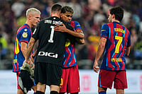 | Photo: AP/Altaf Qadri : Athletic Bilbao's goalkeeper Unai Simon embraces Barcelona's Lamine Yamal after the Spanish Super Cup semifinal soccer match at King Abdullah Sports City Stadium in Jeddah, Saudi Arabia.