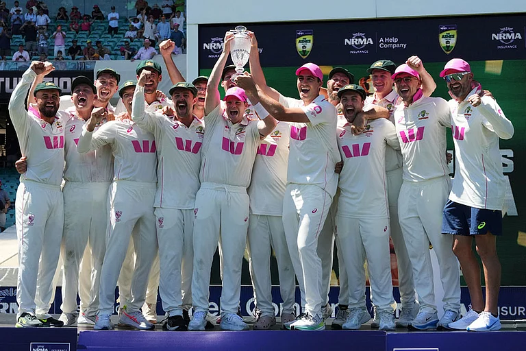 Australian team celebrate with the Ashes trophy following the final Ashes cricket test between England and Australia in Sydney, Australia. - | Photo: AP/Mark Baker