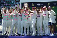 AUS Vs ENG, 5th Ashes Test Day 5: Travis Head Leads From Front To Help Australia Claim 4-1 Series Win In Sydney | Photo: AP/Mark Baker : Australian team celebrate with the Ashes trophy following the final Ashes cricket test between England and Australia in Sydney, Australia.
