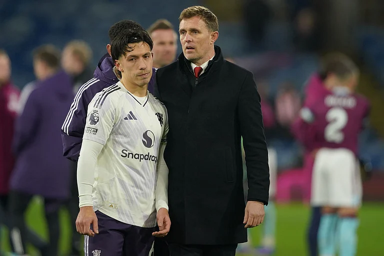 Manchester United's interim manager Darren Fletcher and Lisandro Martinez walk off the pitch after the Premier League soccer match between Burnley and Manchester United in Burnley, England. - | Photo: AP/Ian Hodgson