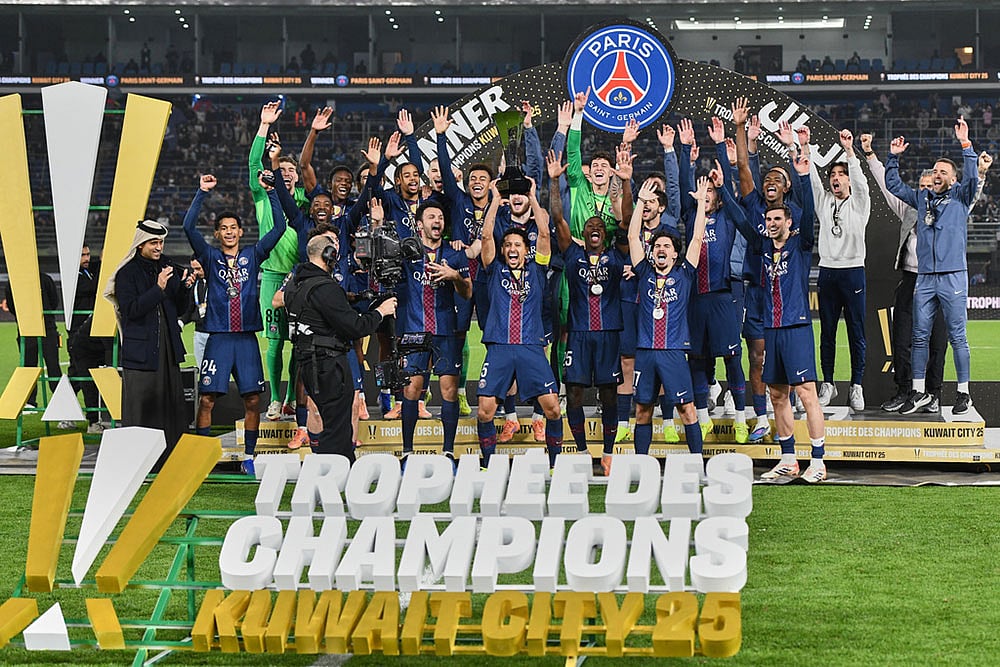PSG's Marquinhos holds up the trophy as he celebrates with teammates after the French Super Cup soccer match between PSG and Marseille in Kuwait City, Kuwait. - | Photo: AP/Jaber Abdulkhaleg