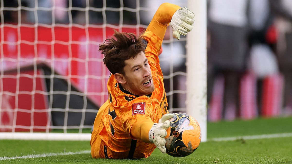 Sunderland goalkeeper Robin Roefs saved three penalties against Everton - null