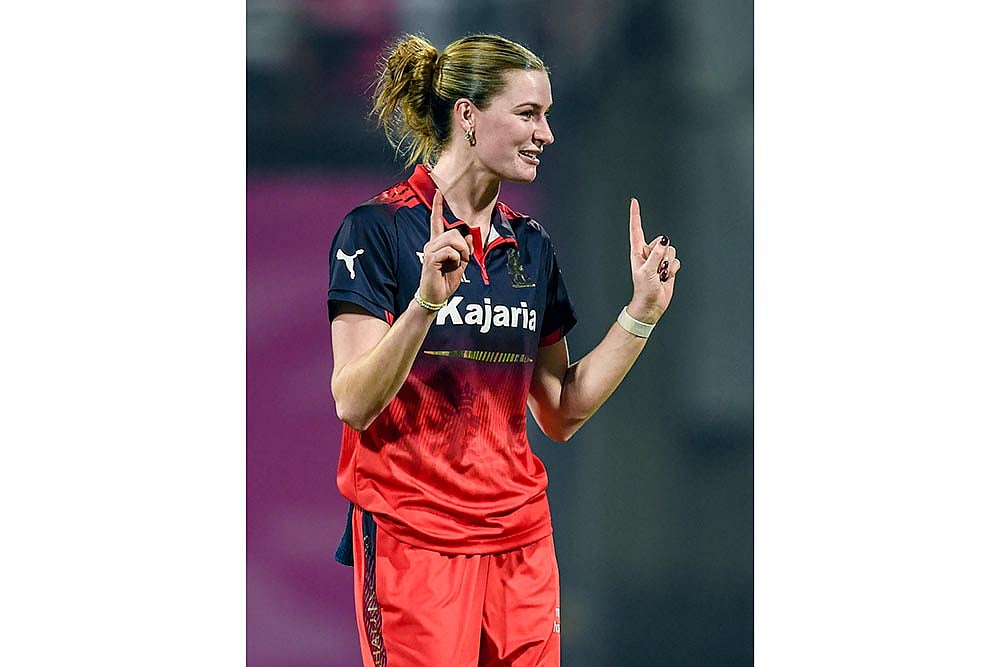 Women’s Premier League: RCB Women vs MI Women Lauren Bell 