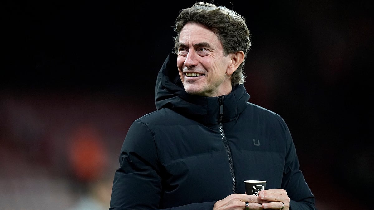 Tottenham Hotspur manager Thomas Frank holds a coffee cup bearing the Arsenal logo as he walks on the pitch before the English Premier League soccer match between Bournemouth and Tottenham Hotspur in Bournemouth, England, Wednesday Jan. 7, 2026.  - | Photo: PA/Andrew Matthews via AP