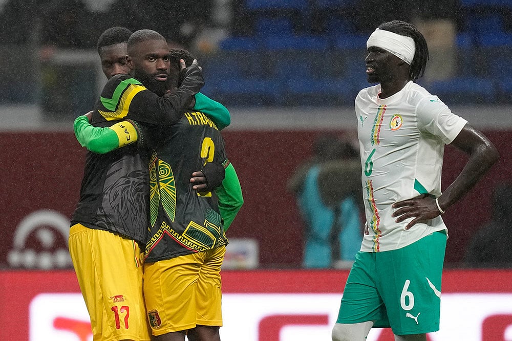 Senegal's Pathe Ciss, right, and Mali players react after the Africa Cup of Nations quarterfinal soccer match between Senegal and Mali in Tangier, Morocco - | Photo: AP/Themba Hadebe