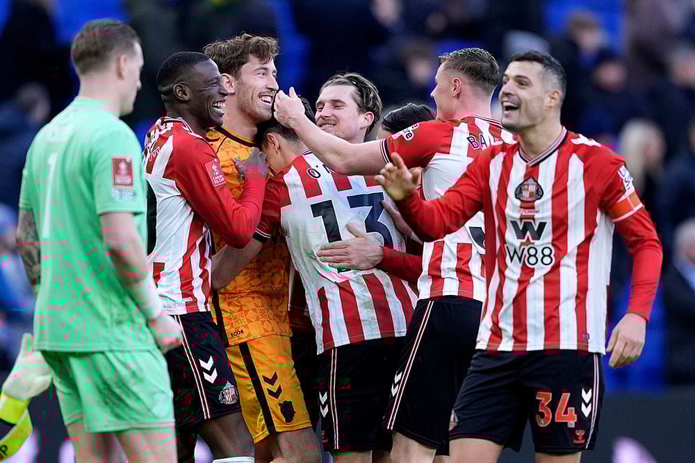 Sunderland goalkeeper Robin Roefs is congratulated by team-mates following the penalty shoot-out after the Emirates FA Cup third round match between Everton and Sunderland in Liverpool, England. - | Photo: Peter Byrne/PA via AP