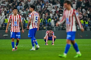| Photo: AP/Altaf Qadri : Atletico Madrid's Marc Pubill, background, reacts after losing the Spanish Super Cup semifinal soccer match against Real Madrid at King Abdullah Sports City Stadium in Jeddah, Saudi Arabia.