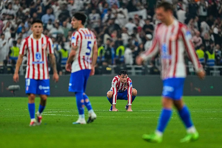 Atletico Madrid's Marc Pubill, background, reacts after losing the Spanish Super Cup semifinal soccer match against Real Madrid at King Abdullah Sports City Stadium in Jeddah, Saudi Arabia. - | Photo: AP/Altaf Qadri