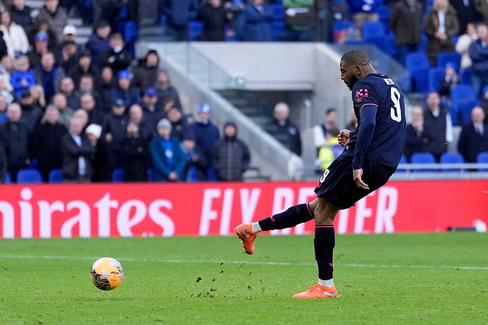 Evertons Beto sees his shot saved in the penalty shoot-out during the Emirates FA Cup third round match between Everton and Sunderland in Liverpool, England.