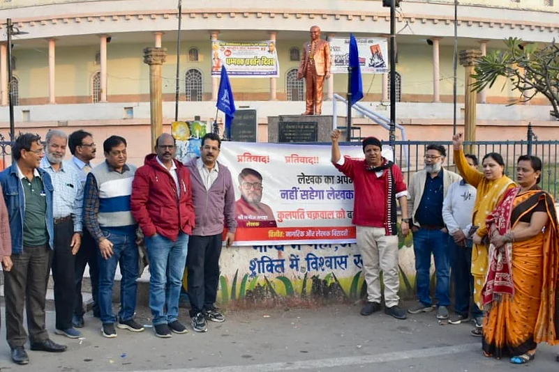 growing gap between India’s academic and literary worlds