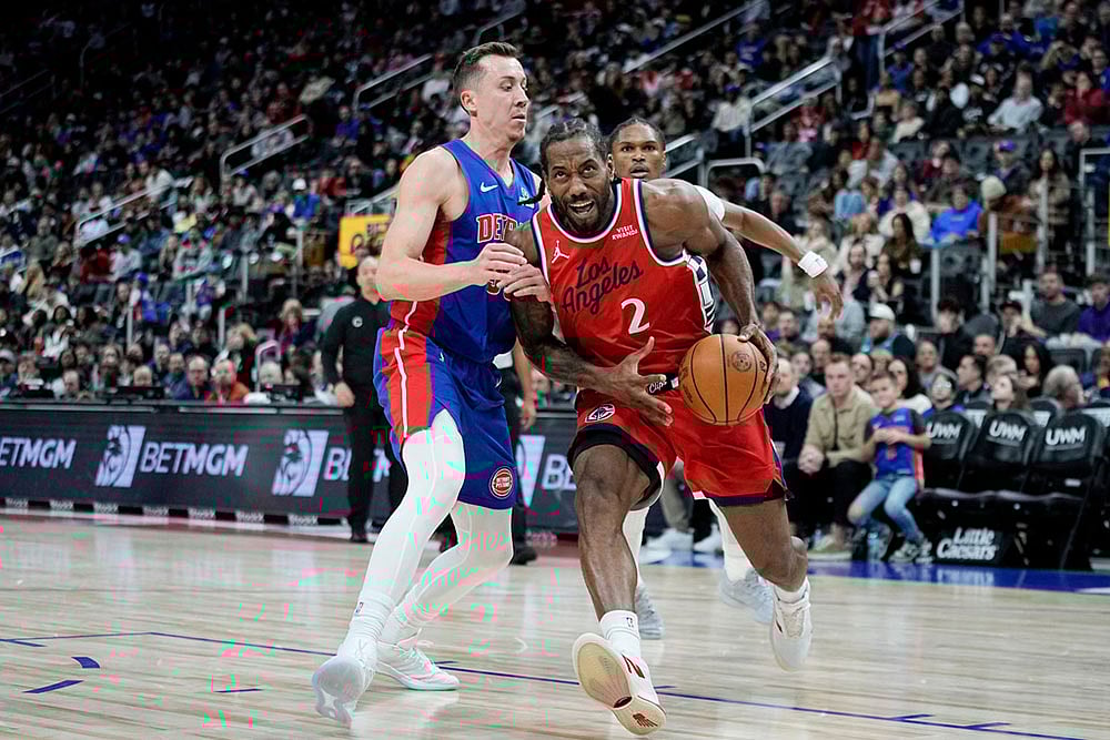 Los Angeles Clippers forward Kawhi Leonard, right, drives against Detroit Pistons forward Duncan Robinson during the second half of an NBA basketball game in Detroit. - | Photo: AP/Ryan Sun