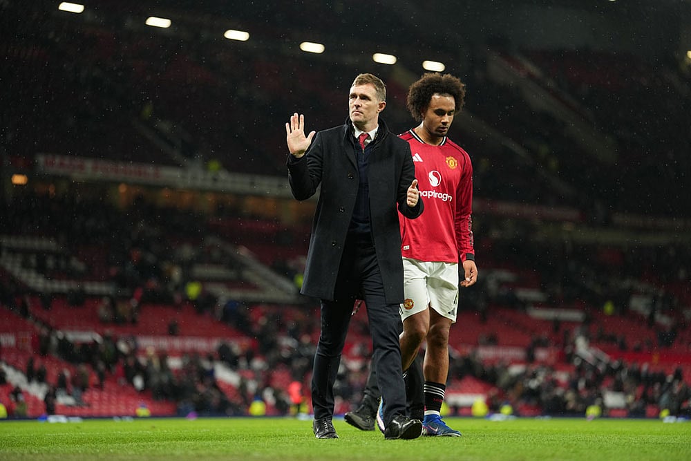 Manchester United's interim manager Darren Fletcher and Manchester United's Joshua Zirkzee walk off the pitch after the FA Cup third round soccer match between Manchester United and Brighton in Manchester, England. - | Photo: AP/Jon Super