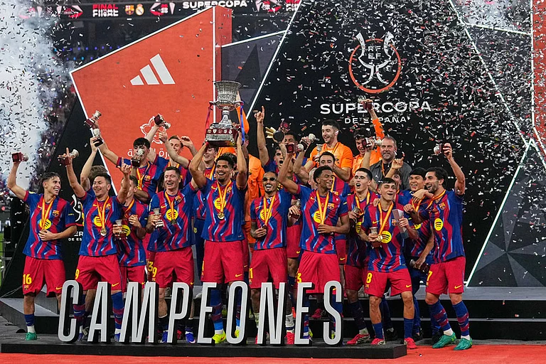 Barcelona players celebrate after winning the Spanish Super Cup final soccer match against Real Madrid at King Abdullah Sports City Stadium in Jeddah, Saudi Arabia. - | Photo: AP/Altaf Qadri
