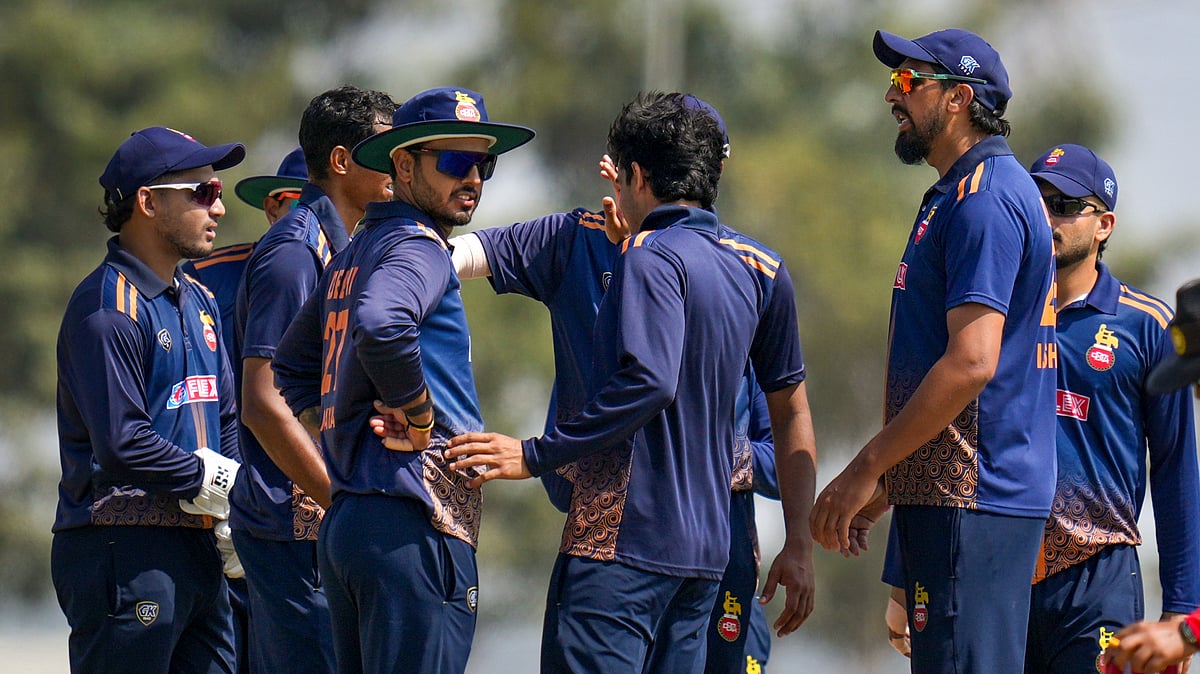 Delhi's captain Ishant Sharma with teammates during the Vijay Hazare Trophy 2025-26 fourth quarter-final cricket match between Vidarbha and Delhi, at BCCI Centre of Excellence Ground in Bengaluru, Tuesday, Jan. 13, 2026.  - (PTI Photo/Shailendra Bhojak)