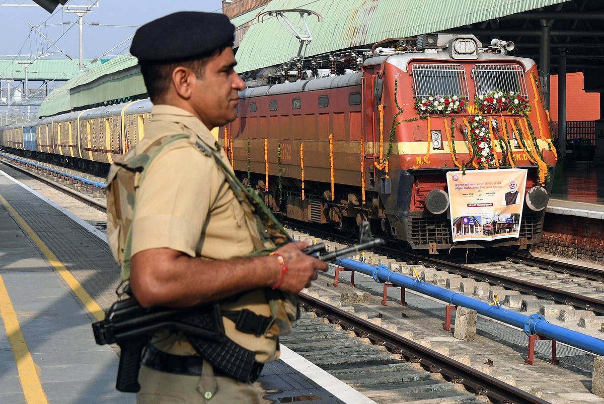 A Police personnel stand guard at the Srinagar Railway Station during the inauguration programme of the Rapid Cargo JPP-RCS Parcel Train from Srinagar to New Delhi, in Srinagar. - IMAGO / ANI News