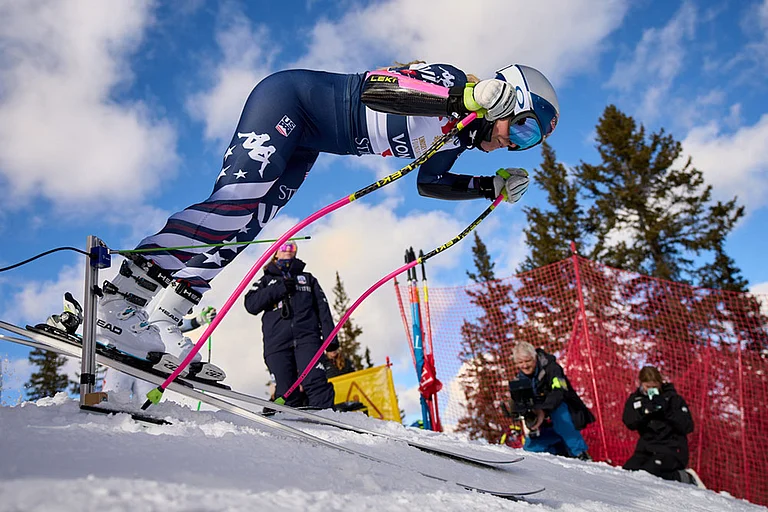 Skier Lindsey Vonn starts on a practice run with members of the U.S. Women's Ski Team during practice at Copper Mountain, Colo. - | Photo: AP/Jacquelyn Martin