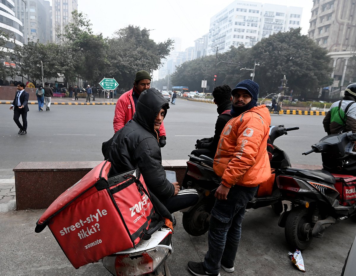  Gig workers rest during a nationwide strike at Connaught Place on December 31, 2025 in New Delhi, India. Gig workers are striking on New Year's Eve, demanding better pay, social security, and an end to 10-minute delivery mandates due to safety concerns and stress. While the strike aimed to disrupt high-demand New Year's Eve services, the overall impact was mitigated by aggressive counter-measures from delivery platforms. - Source: IMAGO / Hindustan Times
