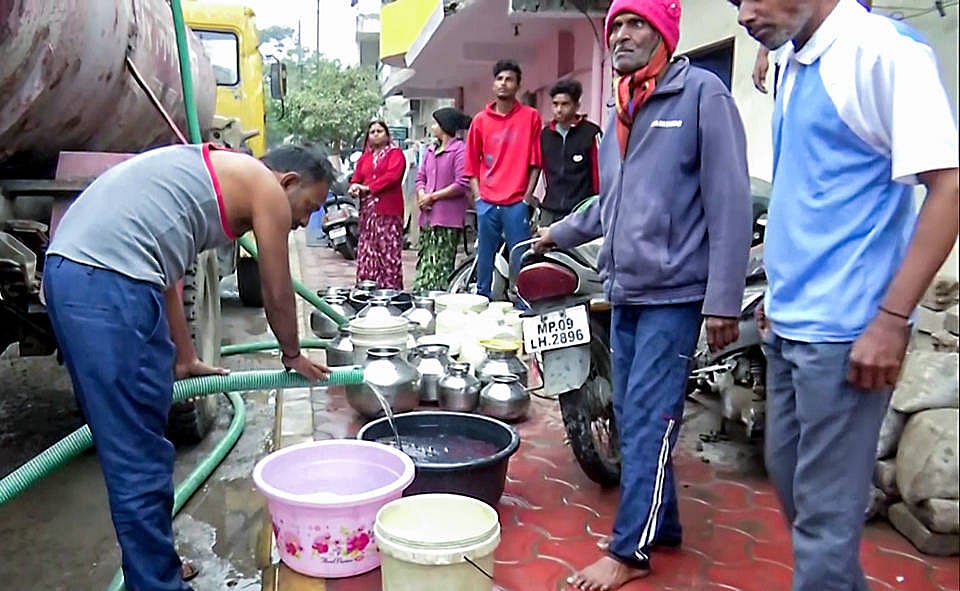 Indore, Jan 03 (ANI): People fill buckets with water from a water tanker as eight dead and more than 200 hospitalised due to water contamination, in Indore. - IMAGO / ANI News