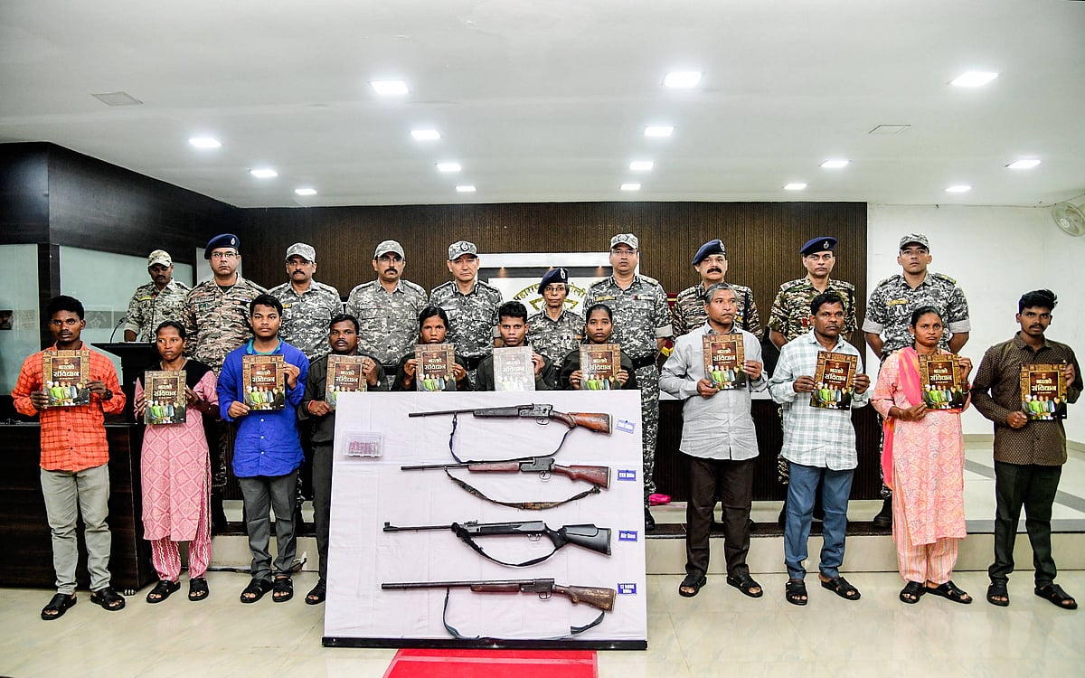 Maharashtra DGP Rashmi Shukla and others during the surrender of eleven hardcore senior Naxal cadres, in Gadchiroli.  - IMAGO / ANI News 