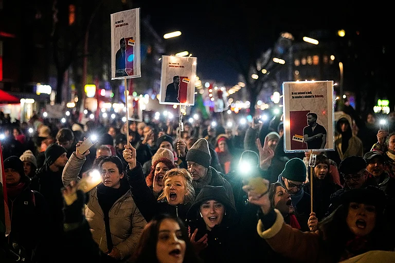 People take part at a rally in Berlin to support of anti-government protests in Iran - | Photo: AP/Ebrahim Noroozi