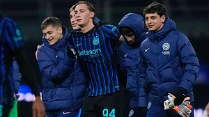 | Photo: AP/Luca Bruno : Inter Milan's Francesco Pio Esposito, centre, reacts with his teammates at the end of the Serie A soccer match between Inter Milan and Lecce in Milan, Italy, Wednesday, Jan. 14, 2026.